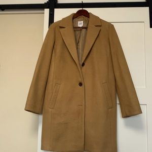Gap size large, camel coat light weight, maybe worn once. Excellent condition.